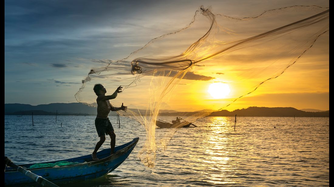 Pescador lançando a tarrafa